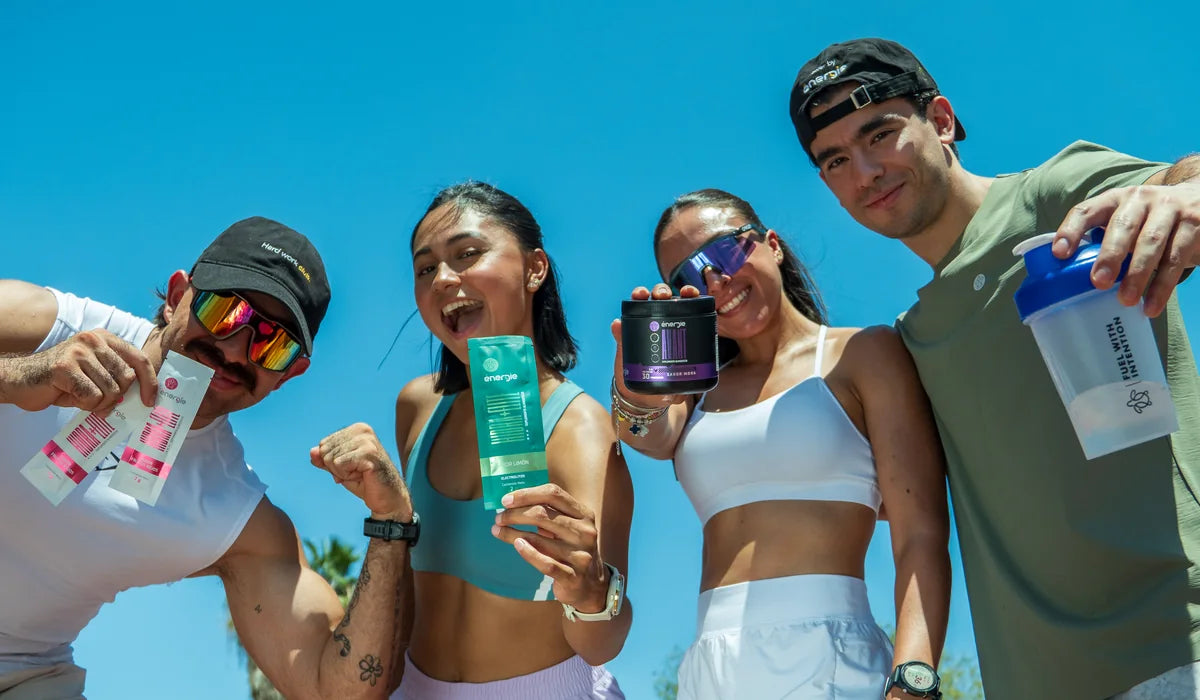 Cuatro atletas en una pista sostienen productos ÉNERGIE y un shaker, portada del artículo sobre mitos de suplementación.